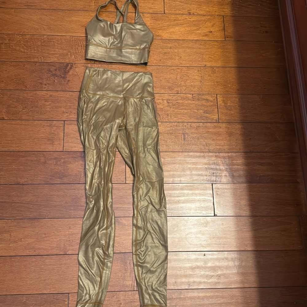 Lululemon special edition gold set, bran new, rare and completely sold out